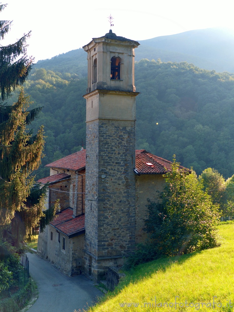 Sagliano Micca (Biella) - Oratorio dei Santi Defendente e Lorenzo nella frazione Passobreve visto da dietro